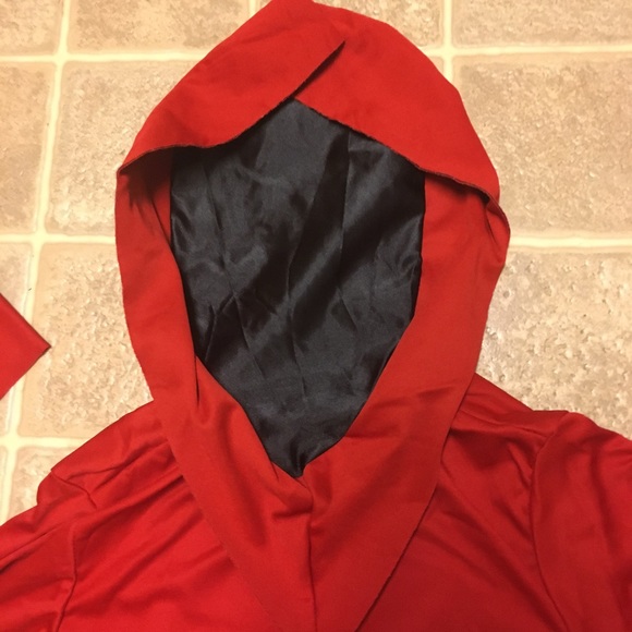 Red Mesh Face Hooded Robe Costume - Picture 4 of 6